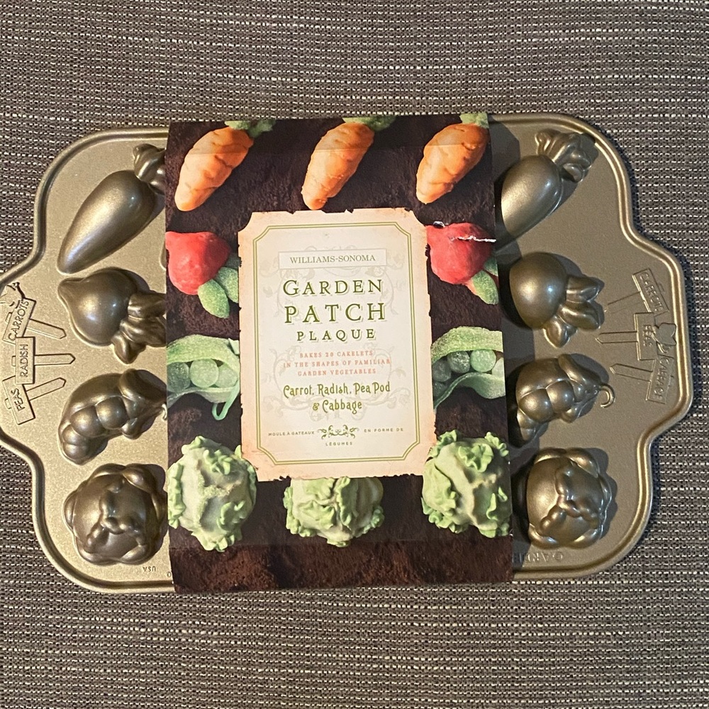 Williams-Sonoma Garden Vegetable bake pan